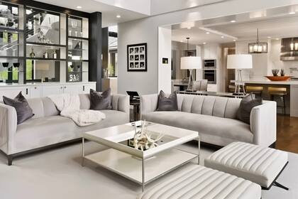 El inmueble construido en 2020 dispone de cinco dormitorios, siete baños y un garaje con espacio para seis vehículos