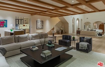 El inmueble cuenta con múltiples salas de estar (Realtor/TheMLS)