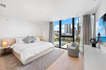 El inmueble cuenta con tres dormitorios, tres baños y medio, acabados personalizados y una terraza de más de 100 metros cuadrados