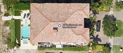 El inmueble cuenta con una piscina y spa al aire libre con vista directa a la playa