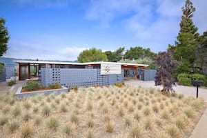 Cómo es por dentro la histórica casa de acero que sale a la venta por US$4,5 millones