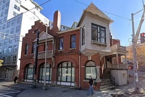 Compró una casa antigua y encontró en el sótano un tesoro fundacional de Coca-Cola