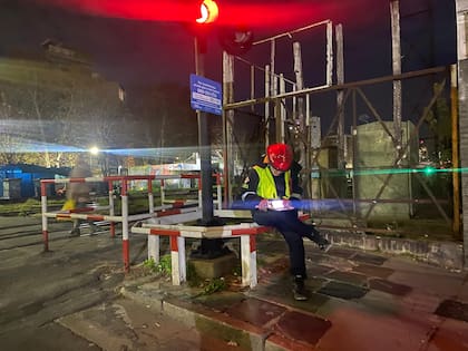 El inmueble se encuentra ubicado a diez metros de la Estación Caballito del Tren Sarmiento, que funciona con normalidad.