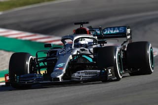 Video: por qué Hamilton saca y vuelve a poner el volante mientras maneja