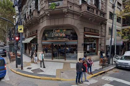 El insólito episodio tuvo lugar en el clásico bar El Trébol, en Avenida Santa Fe y Uriburu