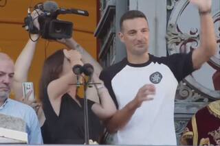 El insólito furcio de la alcaldesa de La Coruña al presentar a Scaloni y la reacción del entrenador