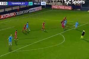 Golpe de suerte: el increíble gol de Temperley, con la cola y desde afuera del área