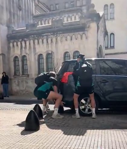 El instante donde los jugadores de rugby desatascaron al auto del bolardo