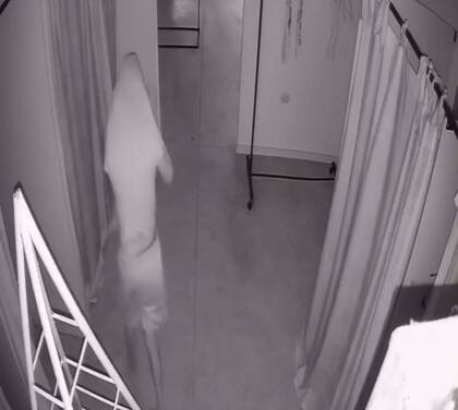 El instante en el que el delincuente ingresa por segunda vez al mismo local.