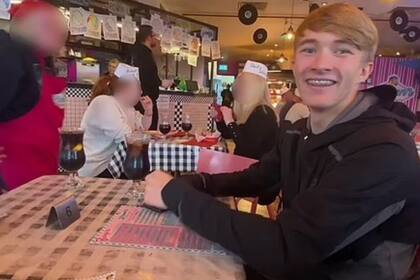 El instante en el que el joven insulta a la moza