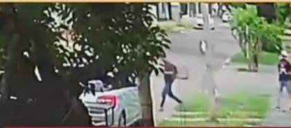 El instante en el que los ladrones le quitan la llave del rodado a Evelyn y corren hacia la camioneta.