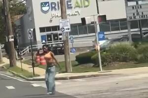 El instante en el que una mujer de Nueva York pone un arma contra su cabeza y amenaza con disparase