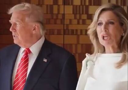 El instante justo en el que la reina parece imitar el gesto del presidente estadounidense