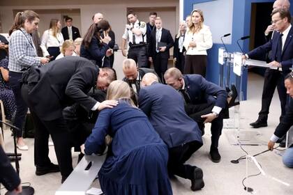 El instante posterior al desmayo de Elisabet Lann en conferencia de prensa