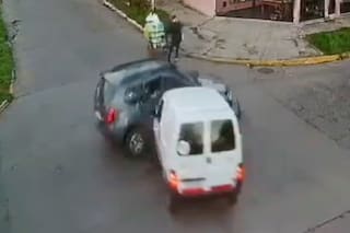 Robó una minivan, escapó a alta velocidad, chocó a otro auto y se escapó caminando