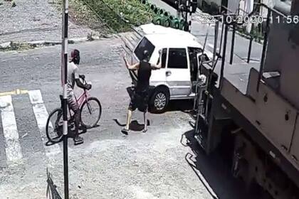 El instante previo a que la formación tranviaria embista el vehículo atorado en las vías