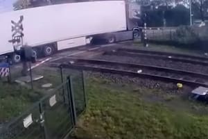El momento del impactante choque a toda velocidad entre un tren y un camión que transportaba peras