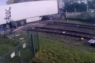 El momento del impactante choque a toda velocidad entre un tren y un camión que transportaba peras