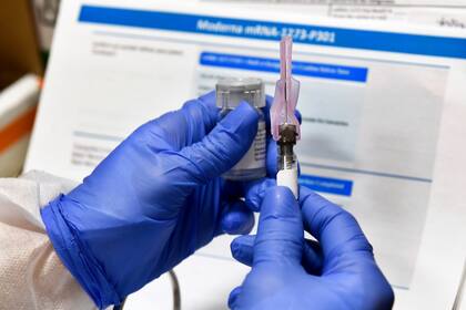 El Instituto Nacional de Salud y Moderna Inc., en los Estados Unidos, comenzaron las pruebas con las vacunas contra el coronavirus sobre 30.000 voluntarios