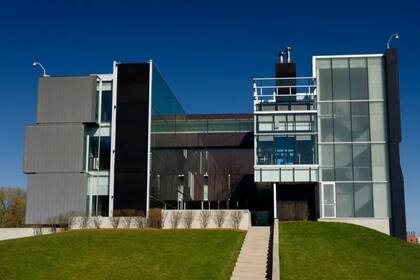 El Instituto Perimeter dice que Pasterski lidera a un grupo que aborda "el problema de unir nuestra comprensión del espacio-tiempo con la teoría cuántica codificando nuestro universo como un holograma"