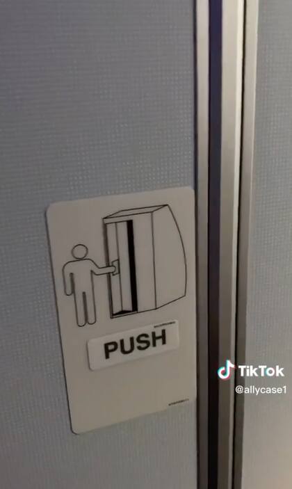 El instructivo que hay afuera del baño de un avión