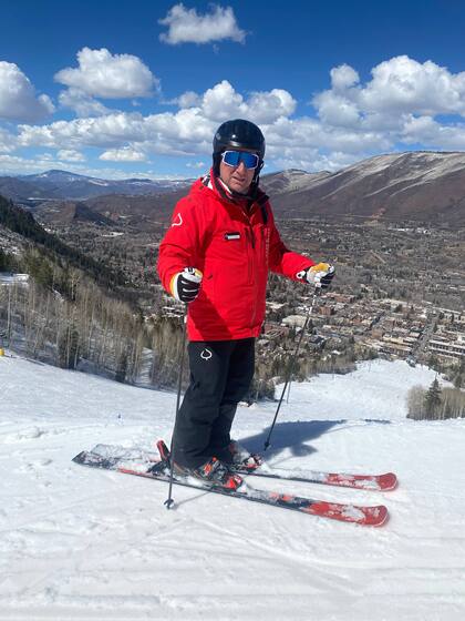 El instructor barilochense Martín Bacer, con gran experiencia en el mundo del esquí, lleva varias temporadas en Aspen y ya se volvió popular en las montañas de Colorado.