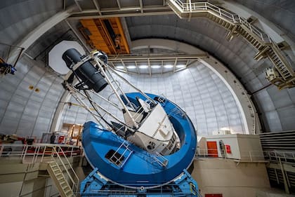 El instrumento DESI está instalado dentro del Telescopio Mayall, en Arizona