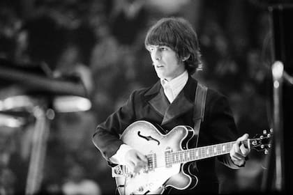 George Harrison utilizando la mítica Epiphone Casino, la guitarra que marcó el sonido de una generación