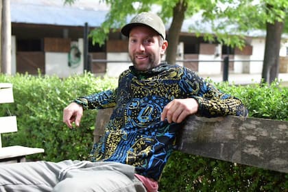 Polito está feliz: su gran temporada inglesa se extiende con el pase a la final por la Copa de Oro, casi un regalo de cumpleaños número 35; en la semifinal, UAE superó a Great Oaks por 12 a 10.