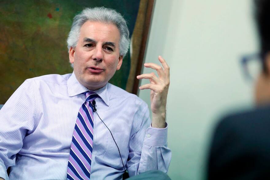 Quién es Álvaro Vargas Llosa, el escritor peruano que entrevista a Macri - LA NACION