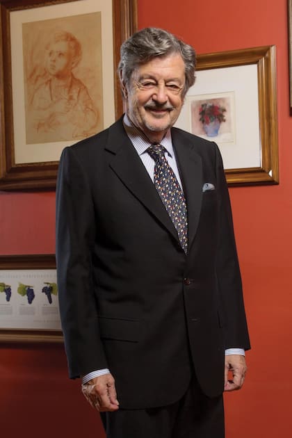 El "intelectual trastocado", como le gusta llamarse a sí mismo, nos recibe en su casa de Recoleta para hablar acerca de una época de la noche porteña en la que "reinó".