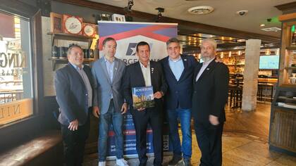 El intendente de Añelo, Fernando Banderet (centro), firmó ayer convenios con representantes de la cámara Argentina-Texas en Houston