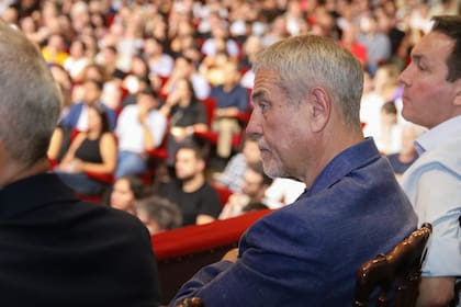 El intendente de Avellaneda, Jorge Ferraresi, escucha al gobernador Kicillof