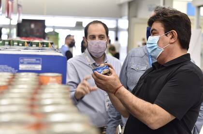 El intendente de La Matanza, Fernando Espinoza, durante un control de precios en un supermercado