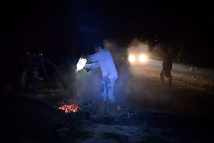 El intendente de Lago Puelo, Augusto Sánchez explicó que no hay electricidad “porque el fuego destruyó las líneas”