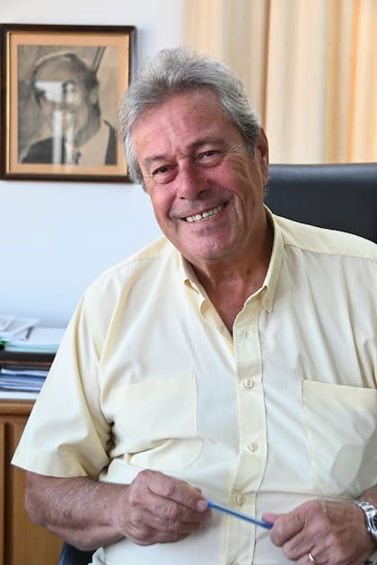 El intendente de Maldonado, Enrique Antía, en su despacho