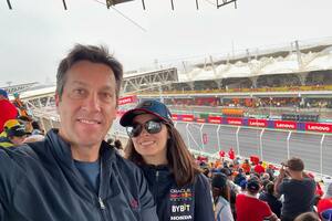El intendente de Necochea, Arturo Rojas, junto a su hija en Interlagos