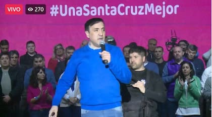 El intendente de Río Gallegos, Pablo Grasso, uno de los candidato a la gobernación por Unión por la Patria, durante el acto de cierre en el gimnasio del Boxing Club de Río Gallegos.