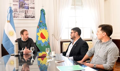 El intendente de Saavedra, con el ministro de Economía bonaerense, Pablo López