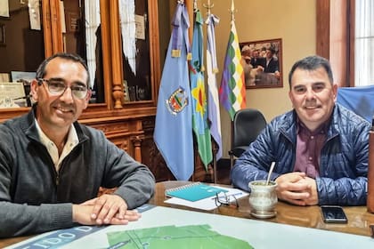 El intendente electo de Azul, Nelson Sombra, y el jefe comunal actual, Hernán Bertellys