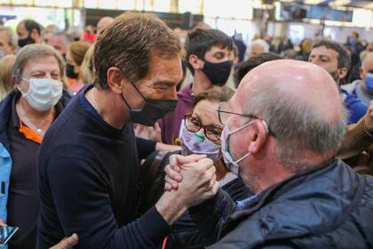 El intendente Gustavo Posse acompaño al candidato a diputado de Juntos, Diego Santilli en su visita por San Isidro de la cual también participó su hija Macarena Posse, candidata a concejal
