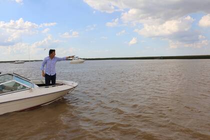 El intendente Gustavo Posse navega por el territorio insular de San Isidro.