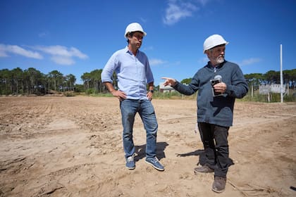 El intendente Juan Ibarguren y el ingeniero Carlos Dalto recorren el predio de la futura Planta de Tratamiento de Efluentes Cloacales de Pinamar