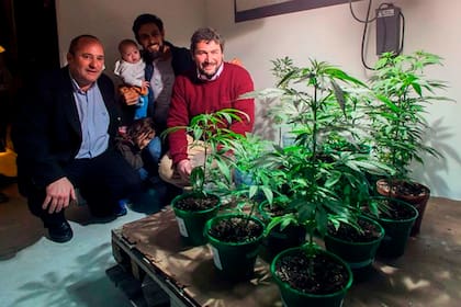 A la izquierda, el intendente de La Madrid, Martín Randazzo, que sostiene: "Se tiene el prejuicio de que somos una sociedad conservadora, pero demostramos que no. La gente fue quien pidió cultivar"