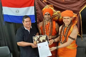 El intendente paraguayo de Karapai, Amambay, Ezequiel Ayala, con los supuestos representantes de Kailasa