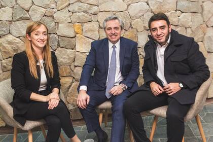 Anabel Fernández Sagasti, con el Presidente y el intendente de la ciudad mendocina de La Paz, Fernando Ubieta