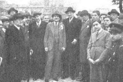 El intendente porteño Mariano de Vedia y Mitre (centro) junto con otros funcionarios inaugura la ampliación de la Plaza Lavalle, en septiembre de 1937