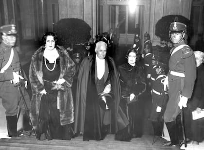 El Intendente Rómulo S. Naón, su esposa Isabel Rodríguez Marcenal y su hija Isabel Naón de Peña entrando al teatro en 1932.
