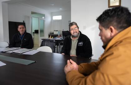El intendente Rubén Guzmán y el gobernador Claudio Vidal, en la oficina de la Comisión de Fomento.