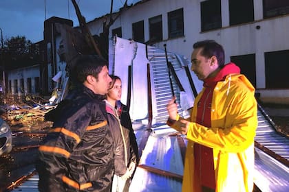 El intendente Tagliaferro frente a la escuela número 5 esta madrugada